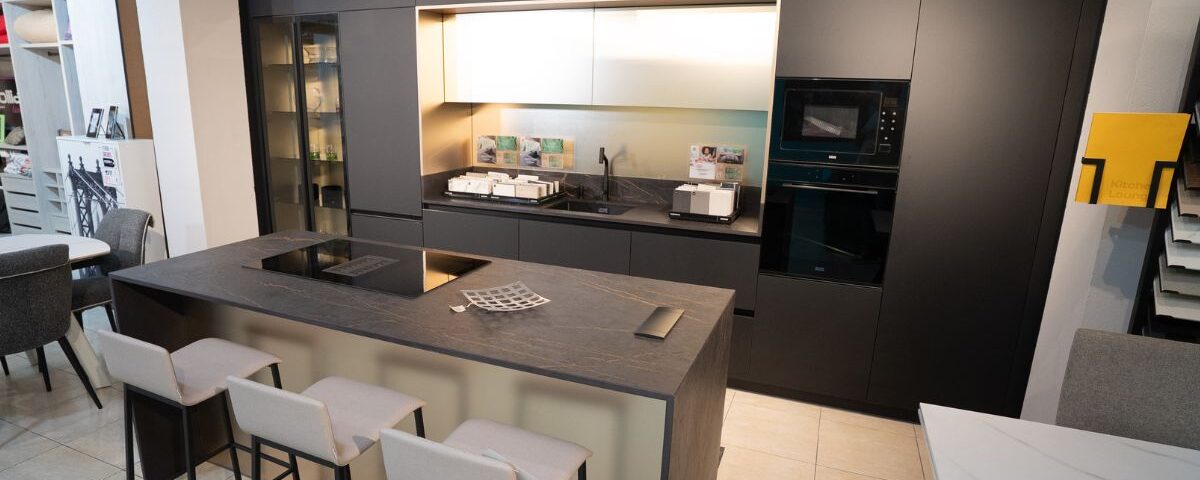 cocina en color negro y con tres sillas- mobilia living