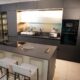 cocina en color negro y con tres sillas- mobilia living