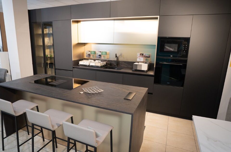 cocina en color negro y con tres sillas- mobilia living
