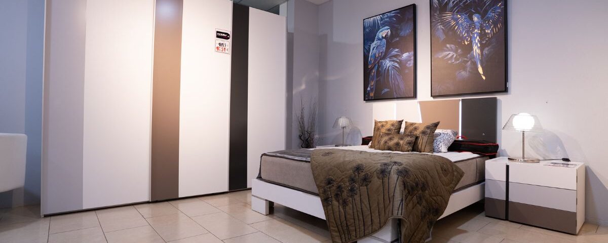 dormitorio con una cama, una mesa de noche y un armario - mobilia living