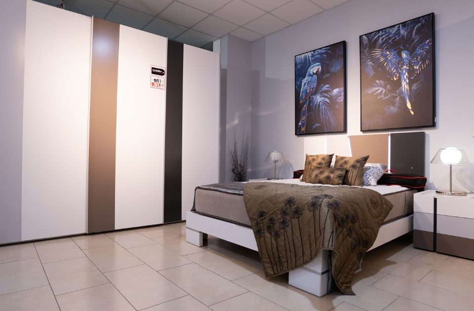 dormitorio con una cama, una mesa de noche y un armario - mobilia living