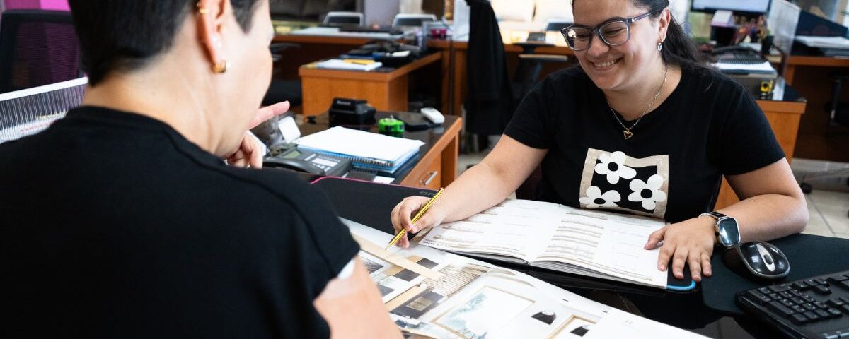 dos chicas hablando en una mesa- mobilia living