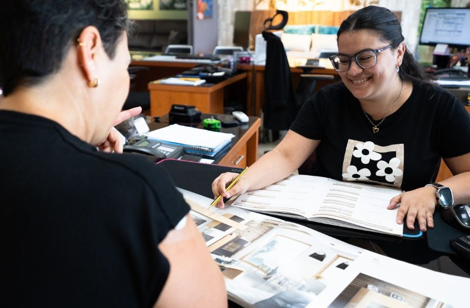 dos chicas hablando en una mesa- mobilia living