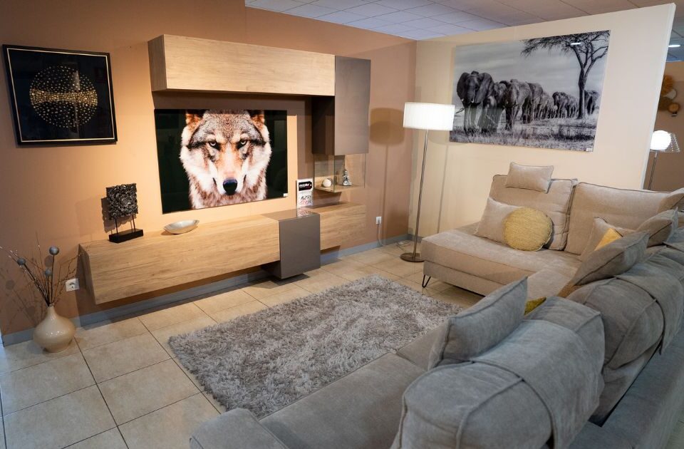 sillón beige y un cuadro de lobo- mobilia living