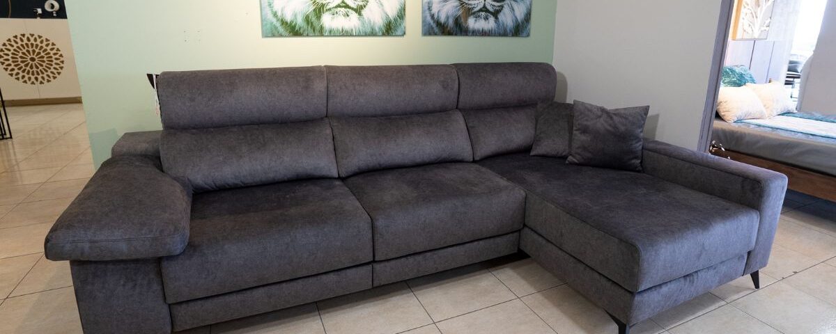 sillón negro con un cuadro- mobilia living