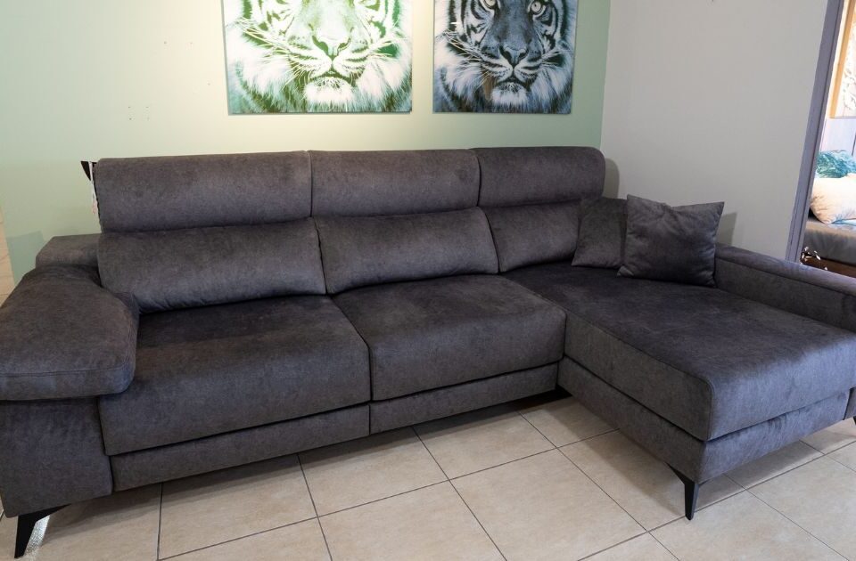 sillón negro con un cuadro- mobilia living