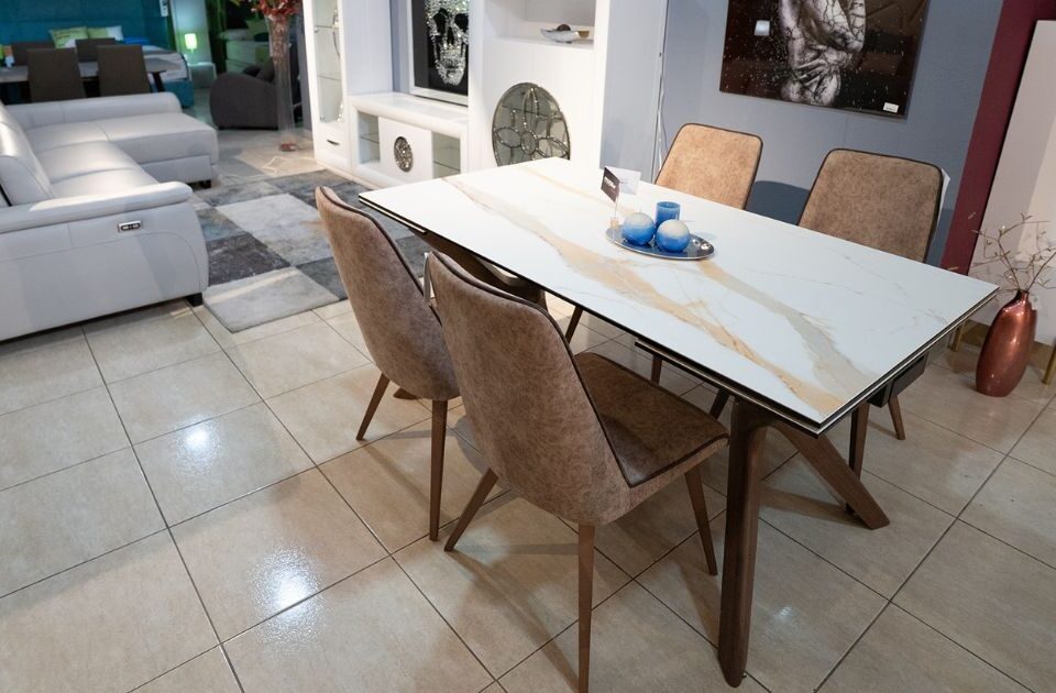 una mesa con sillas y sofá de fondo - mobilia