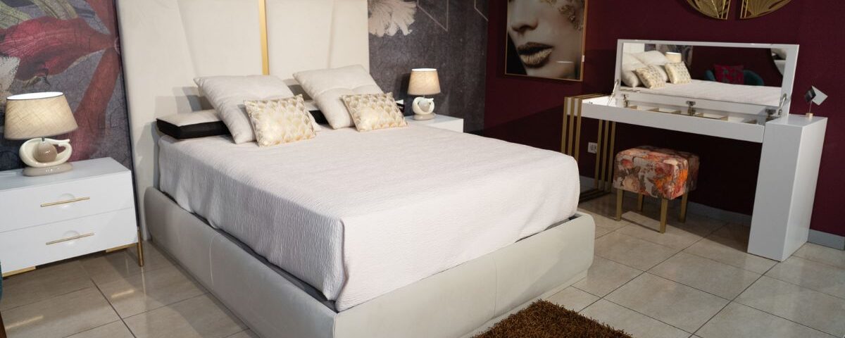 cama blanca con un tocador- mobilia living
