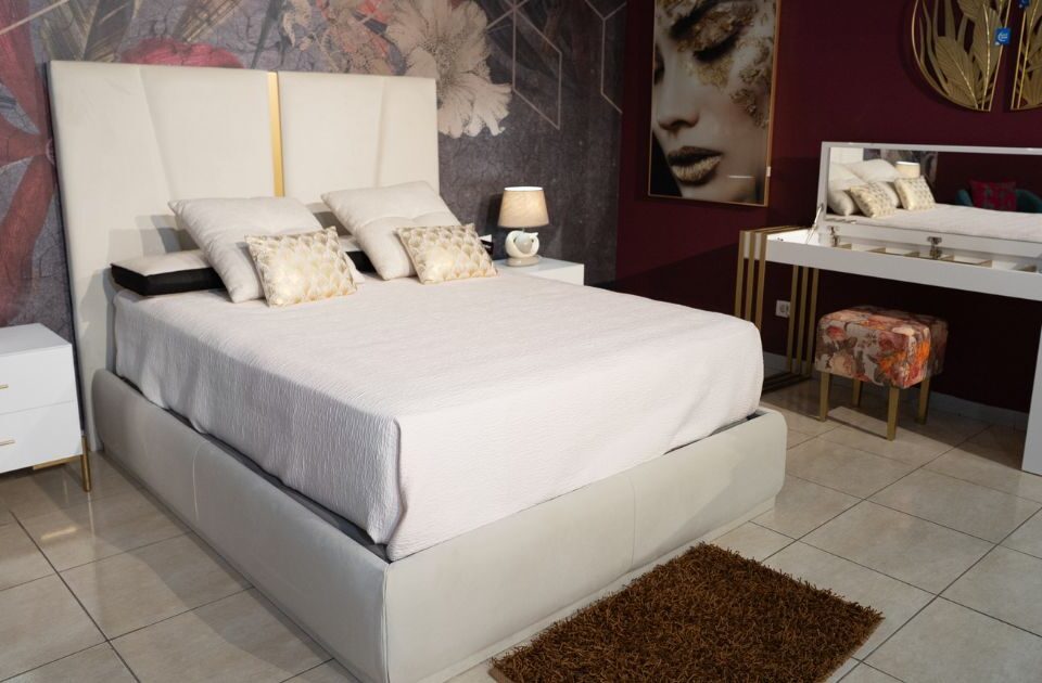 cama blanca con un tocador- mobilia living
